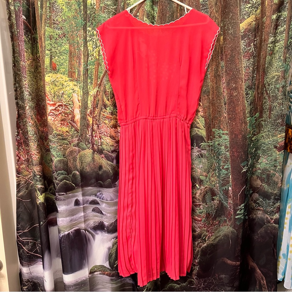 Vintage 1970s Pink and Metallic Silver Peacock Flowy
Pleated Midi Dress small - Picture 6 of 9